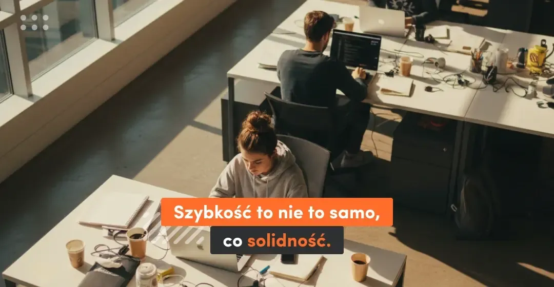 Ludzie przy komputerach z tekstem "szybkość to nie to samo, co solidność"