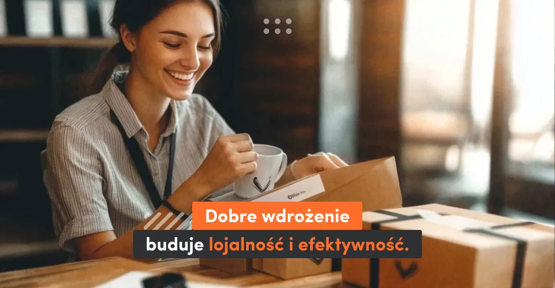 kobieta z napisem odnośnie wdrożenia i budowania lojalności